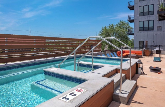 Upscale 1BR Downtown apt with Hot tub!