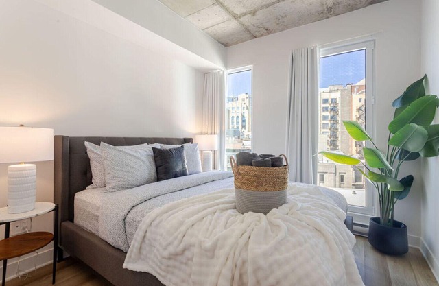 Upscale 2 BR condo in MTL OLd Port|+Free Parking
