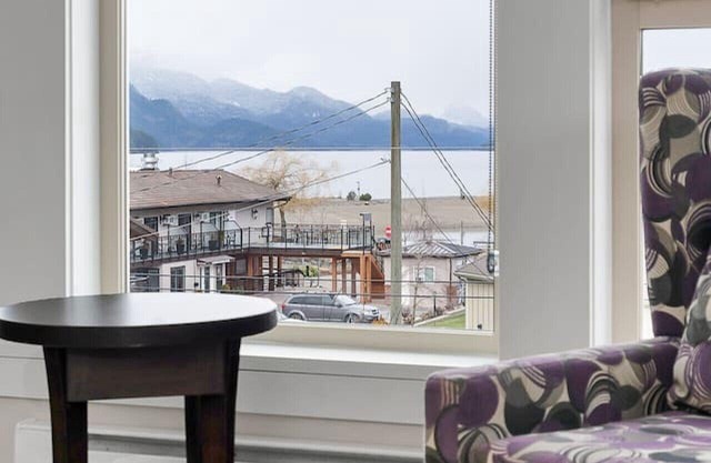 Upscale 2BR Overlooking Lake View Escape