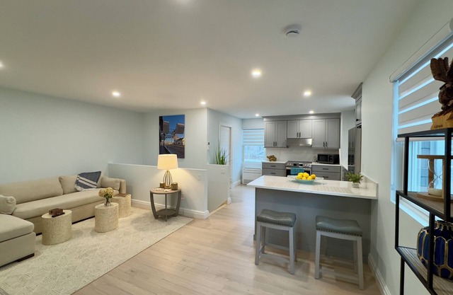 Upscale Apartment in Mystic 7 Minute Walk to Drawbridge