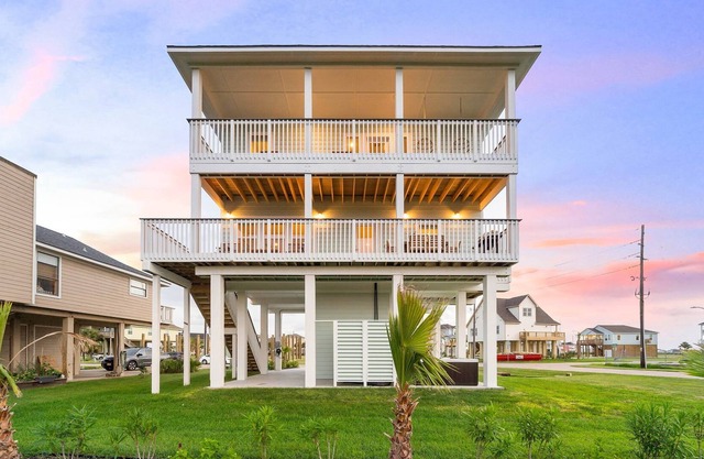 Upscale Beach Getaway| Gulf Views | Hot Tub| Decks