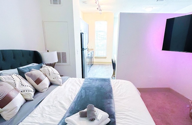 Upscale Buckhead Loft 1Bed1Bath, sleeps 1-4 balcony & free parking