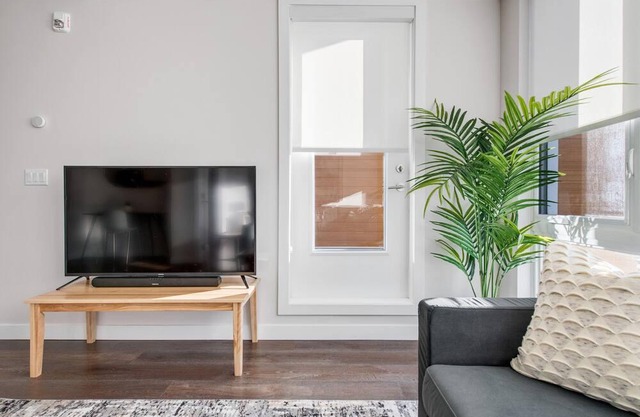 Upscale Condo Located In Sought After Brittannia 💎