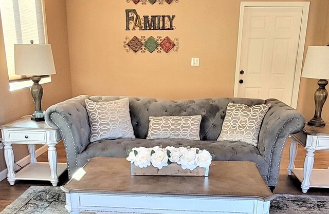 Upscale Gated House-Cold AC-Free WIFI & Parking