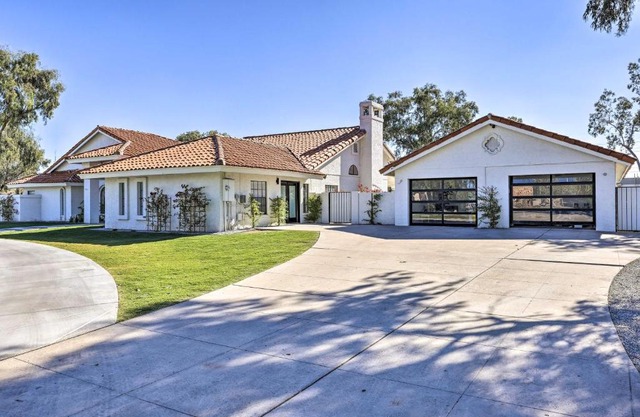 Upscale Glendale Casita with Pool and Hot Tub!