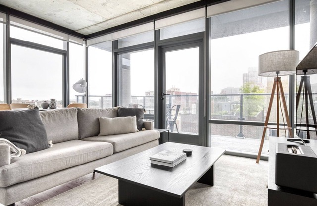 Upscale Lakeview 2BR w/Deck, Pool & Gym, nr Lincoln Park, by Blueground
