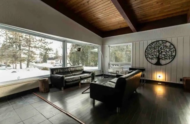 Upscale Spacious Chalet w Hot Tub Laurentians, QC!nn