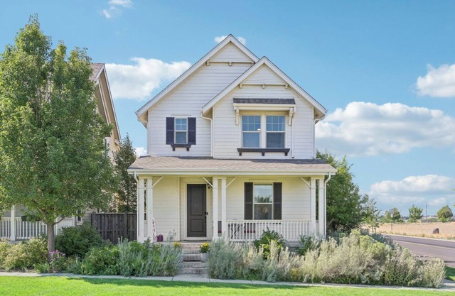 Upscale, Spacious Farmhouse in Central Denver