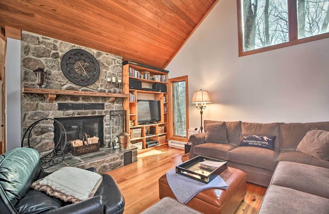 Upscale Wintergreen Resort Home w/Golf Course View