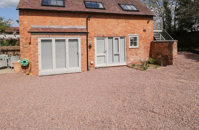 UPSIDE DOWN HOUSE, family friendly, with a garden in Callow End