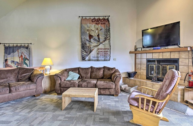 Upson Ski-In/Ski-Out, End-Unit Cabin w/Fireplace!