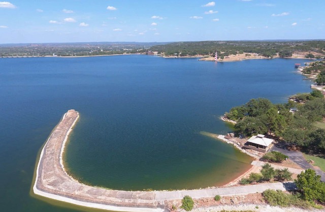 Upstay - 10-Acre Lakeside Mansion w Boat Ramp