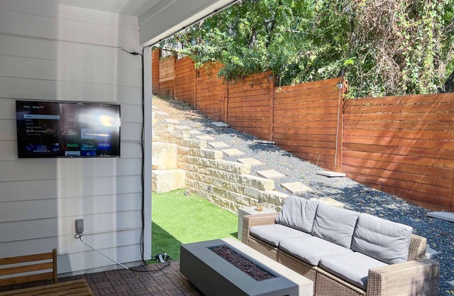 Upstay - Eastside Home w Patio BBQ - Mins to DT