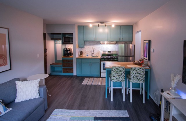 Uptown Retreat - Close to the Lake