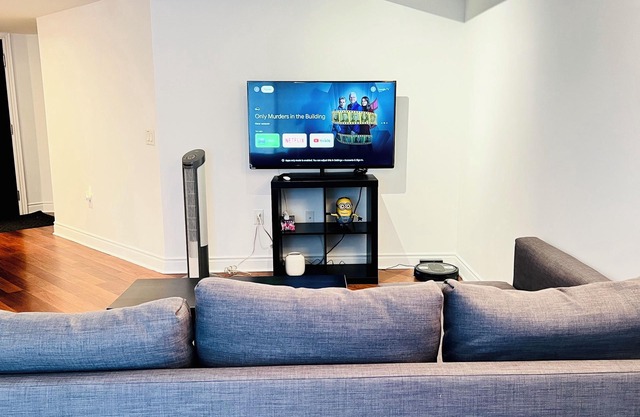 Uptown Toronto ! Live | Work | Relax - Home Away From Home | Close to Subway