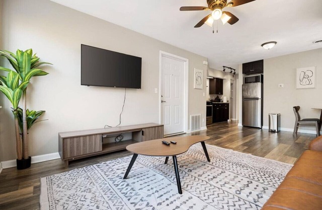 Urban 1BD moments away from DT Peoria