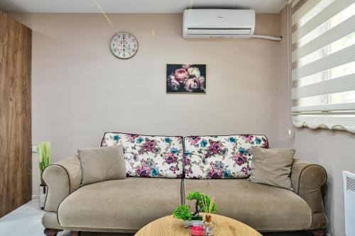 Urban Breeze 2BR apartment - free parking