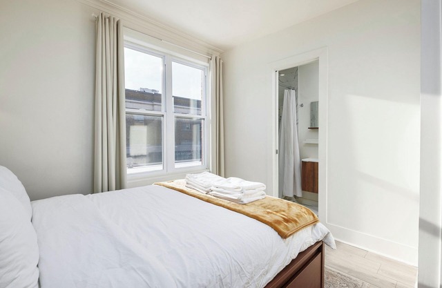 Urban Chic Escape: Apt. 2BR & 2 bath Patio & A/C