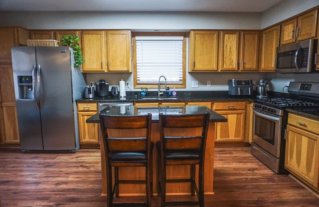 Urban Eden - 5 mins from downtown - Cozy, Comfy & Convenient