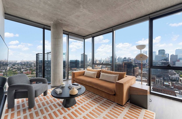 Urban Escape: 2BR w/Pool, Gym & Skyline Views