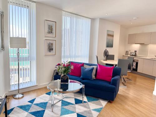 Urban Gateway Spacious Apartment with free parking