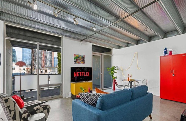 Urban Pop Loft | Near ICE District | UG Parking!