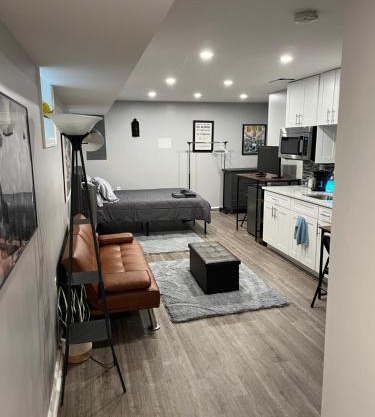Urban Retreat Basement Studio Only Two Blocks From Metro! OFF STREET PARKING!
