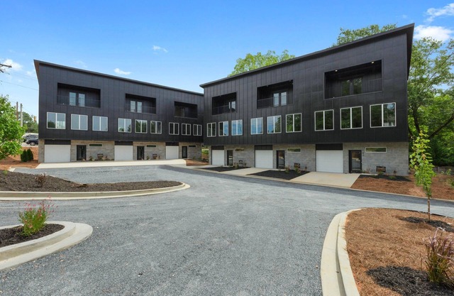 Urban Stay w/Cozy and Relaxing Spaces - 2 Bed 2.5 Bath near downtown Easley, SC