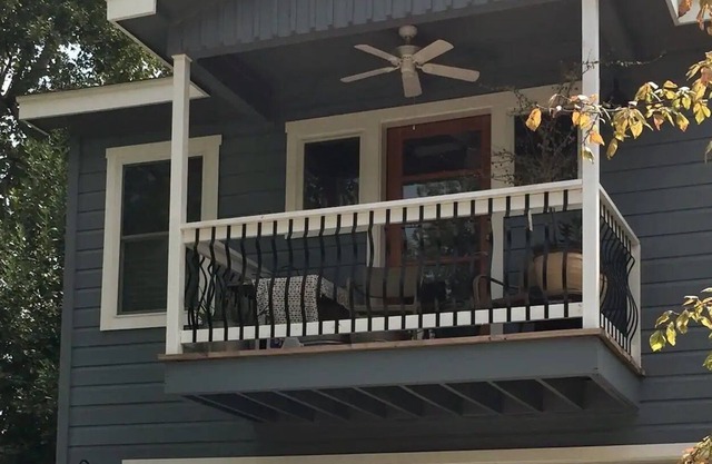 Urban Tree House - University of Texas Area & 5 minutes from Downtown.