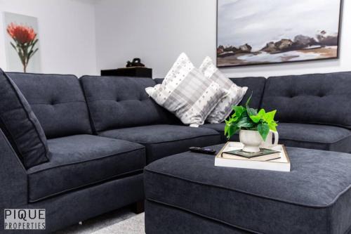 Urban Utopia - Hot Tub - King Bed - BBQ - Sleeps 16 - Garage