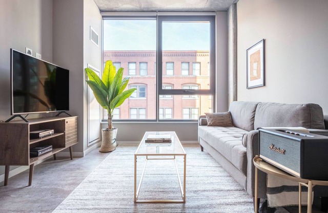 Urban West Loop 1BR w/Gym, Pool, nr. Fulton Market, by Blueground