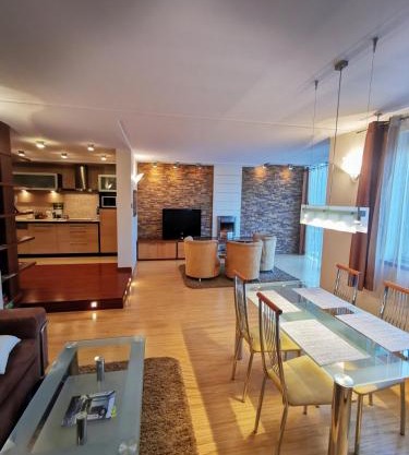 Uroczy apartament przy deptaku z parkingiem.