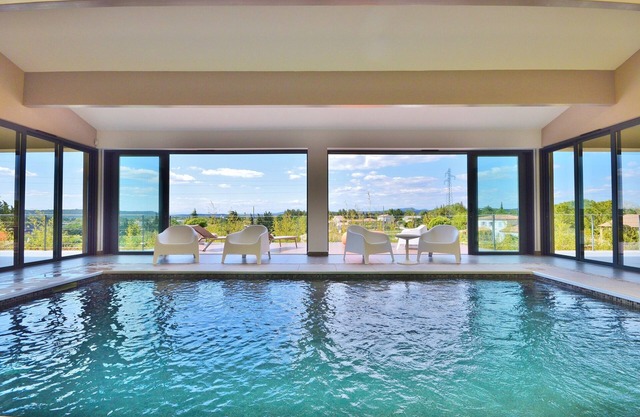 Uzès Center: Superb property of 275 m² with heated pool and garden
