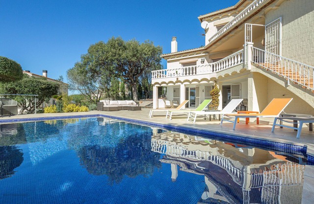 V013 - Villa Mas Isaac, Magnífica villa con piscina privada.