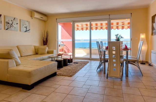 Vacation apartment/apartment for 6 guests with 102m² in Utjeha (29625)