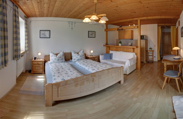Vacation apartment for 2 people with terrace, sunbathing lawn