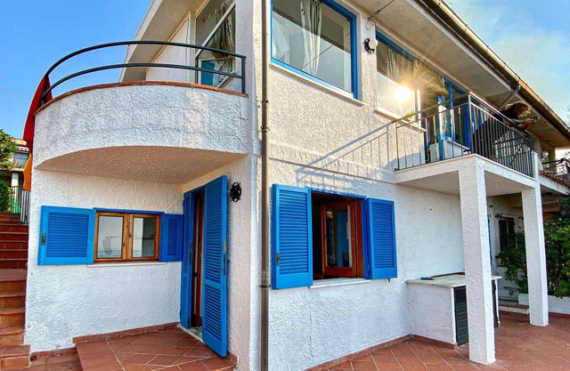 Vacation apartment on the 1st floor of a two-family house, about 3. 8 km from Marina di Camerota, in