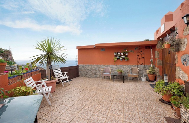 Vacation Home "Finca Los Angeles" with Sea View, Private Terraces & Wi-Fi