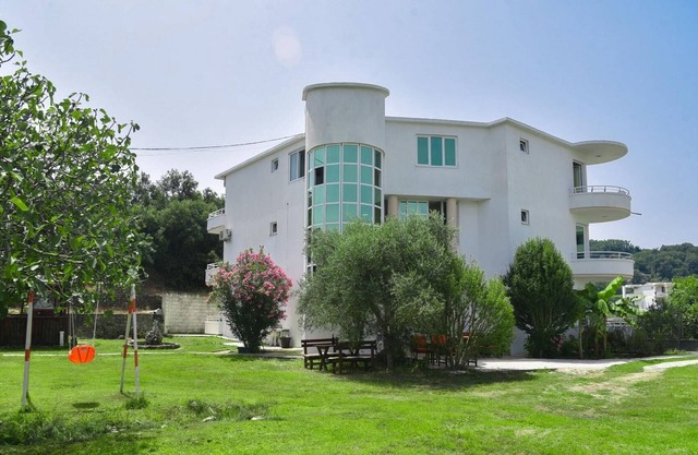 Vacation Flat w Balcony, 5 min to Beach in Ulcinj