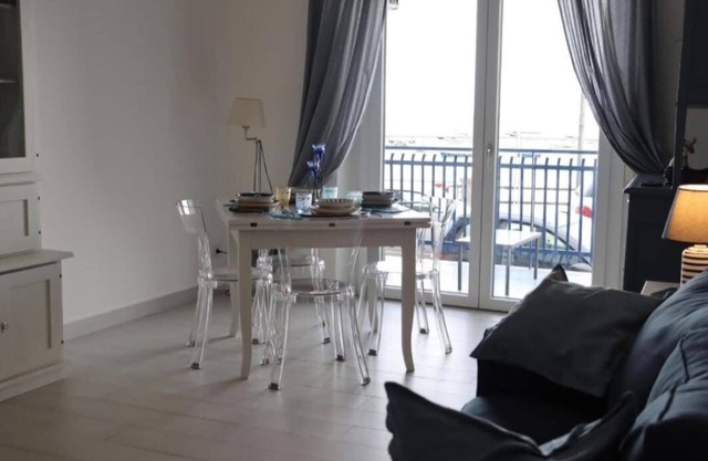 Vacation home by the sea, for couples and families, in the typical village of Capomulini.