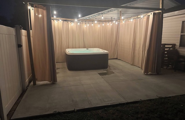 Vacation Home w/HOT TUB, 2 MASTER BEDROOMS, HEATED POOL NEAR BEACHES!