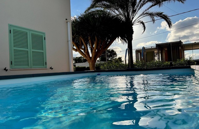 Vacation home with pool and beautiful property, just a few minutes' walk from the bay
