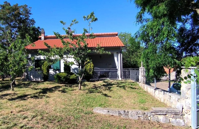 Vacation house with 4-bedrooms, jacuzzi, gym and huge garden
