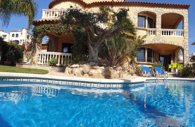 Vacation villas with beautiful garden, pool, 120 m to the sandy beach