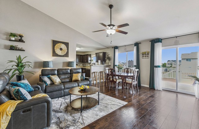 Valclyde Signature Home. Spacious 5BR Retreat with Office & Gym