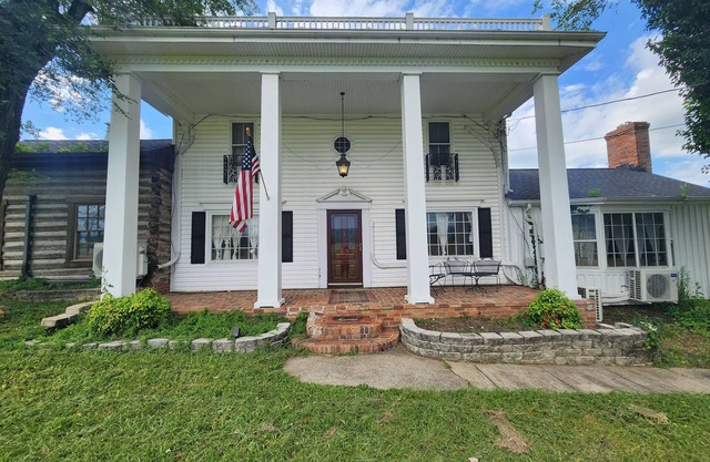 Valley Pike Manor - Historic Farmhouse Retreat