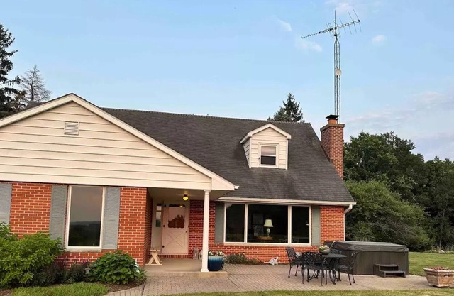 Valley view! Outdoor hot tub, 4 bed house.