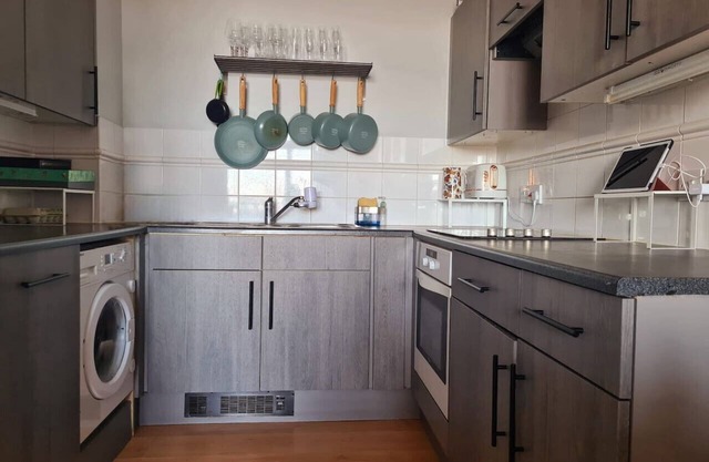 Van Gogh flat with River Views Gallions Reach