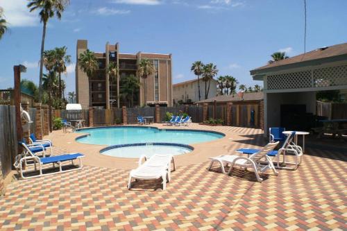VDM 408 Studio next to beach access Pool