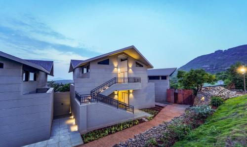 Vee Resort- The Suites of Royals